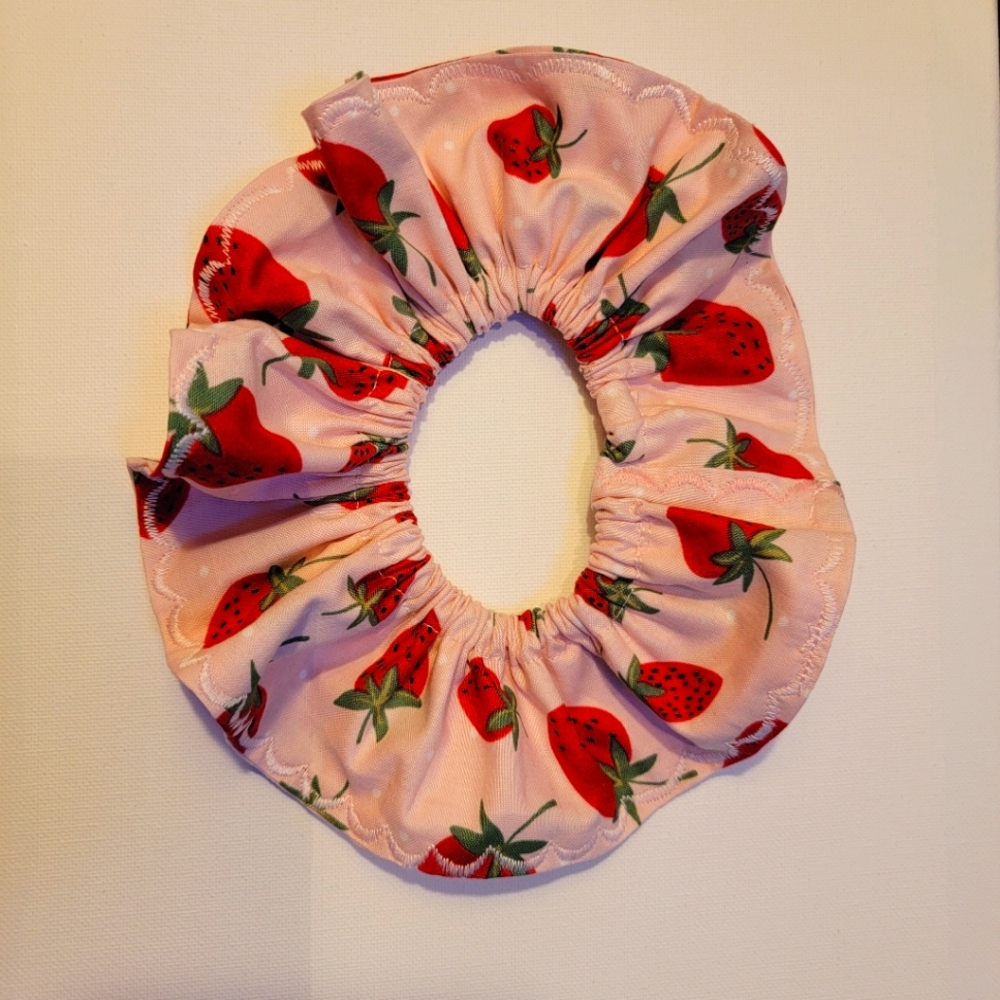 🍓 Strawberry  🍰 Scrunchie